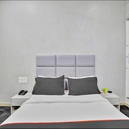 Hotel Unicorn, Сурат Екстериор снимка