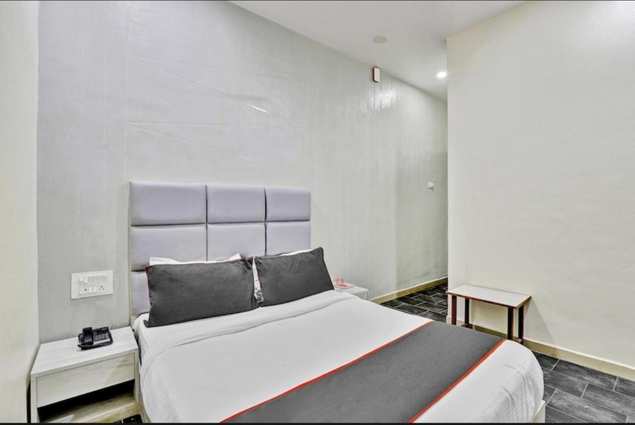 Hotel Unicorn, Сурат Екстериор снимка